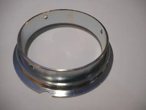 Adapterteil aus Metall mit einer runden Form, offenbar von Remeha, geeignet für eine Verbindung. Oberfläche teilweise glänzend, mit zwei Bohrungen zur Befestigung.